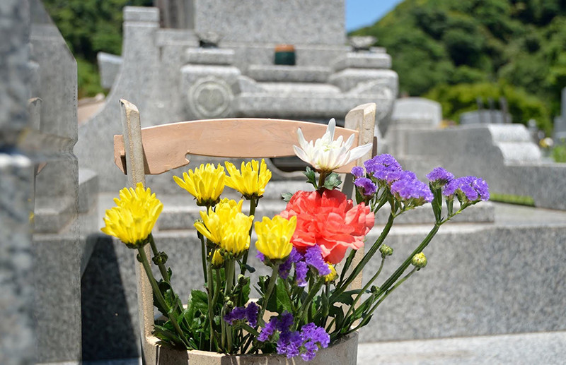 墓に添えられた色とりどりの花